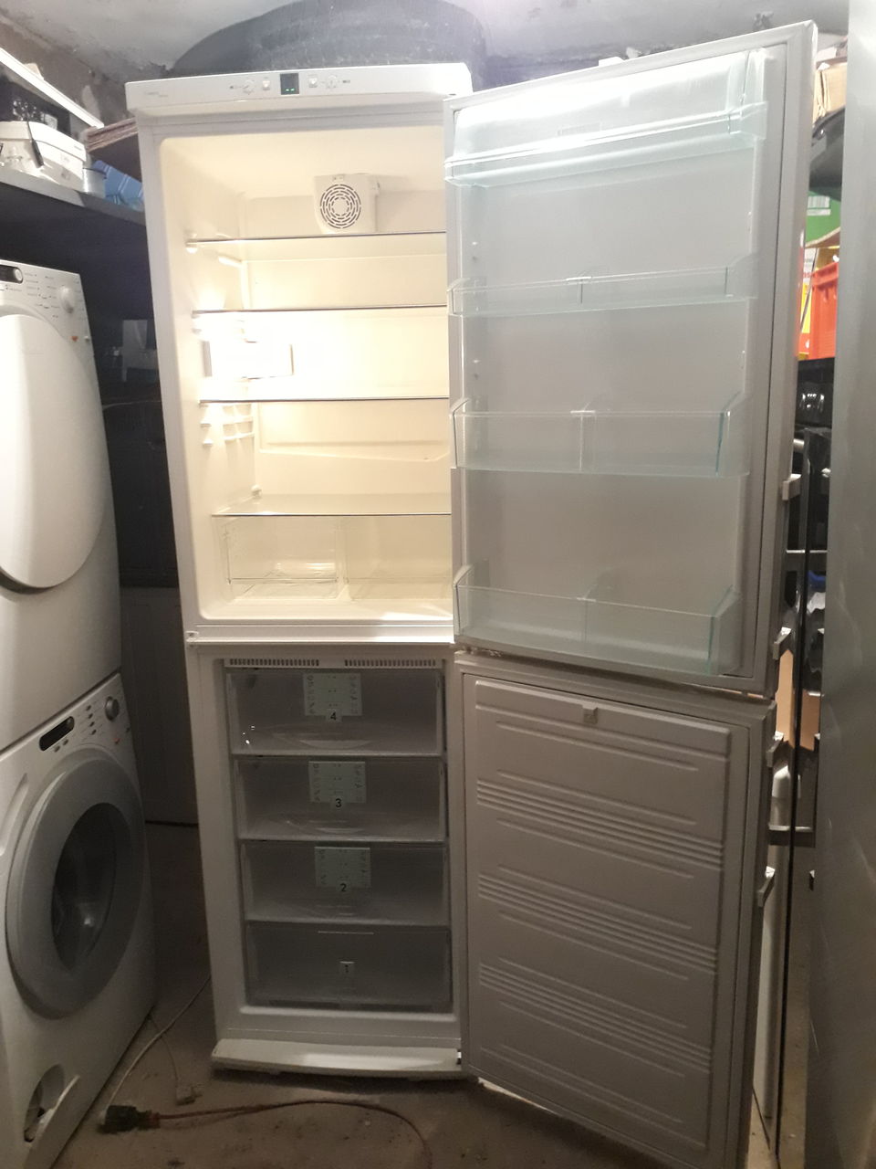 холодильник с 4 полками в морозильной камере