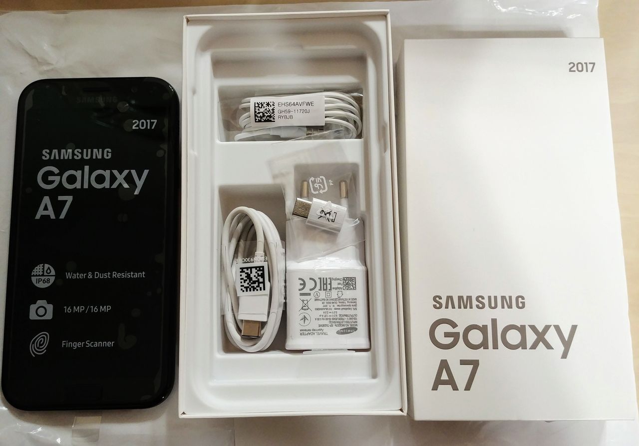 Samsung Galaxy A7 - состояние как новый + 1 год гарантии + защитное стекло  + 2 чехла.