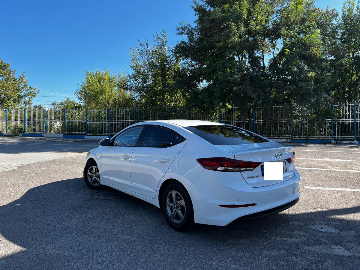 Hyundai Elantra фото 5