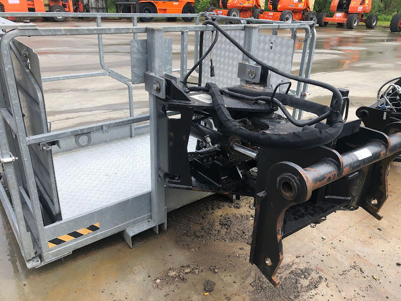 Телескопический погрузчик с поворотной башней Manitou MRT2470 фото 6