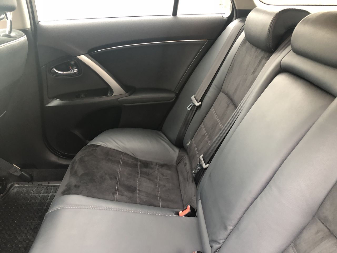 Toyota Avensis фото 7
