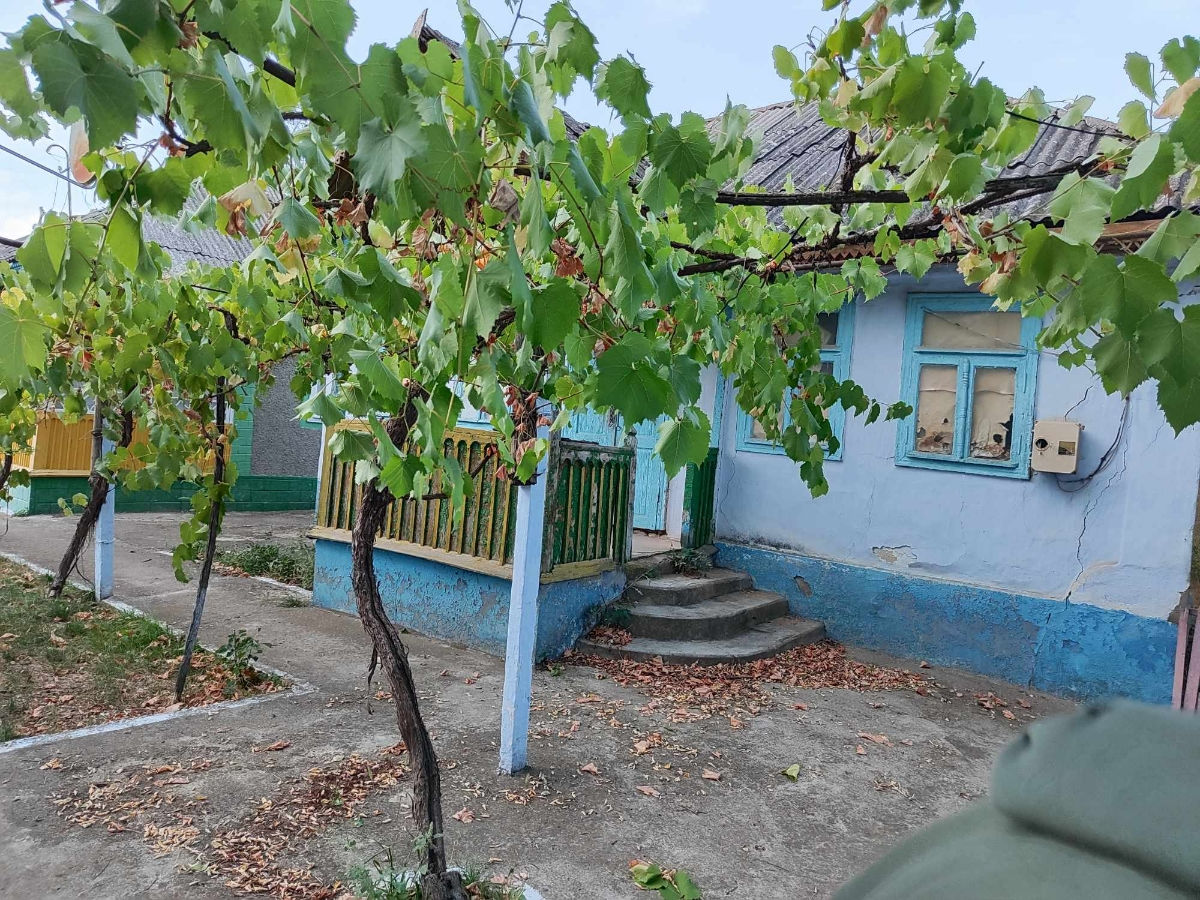 Vind casa cu pamint aferent . фото 2