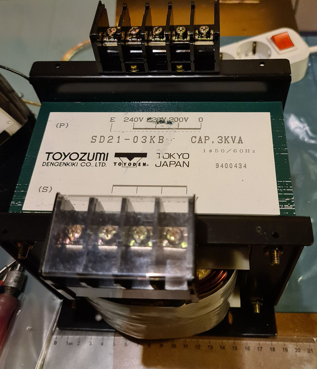 Трансформатор понижающий. 25 кг .toyozumi. japan. 3kva. 50/60 hz. 200/220/240v -> 100/110/115v foto 3