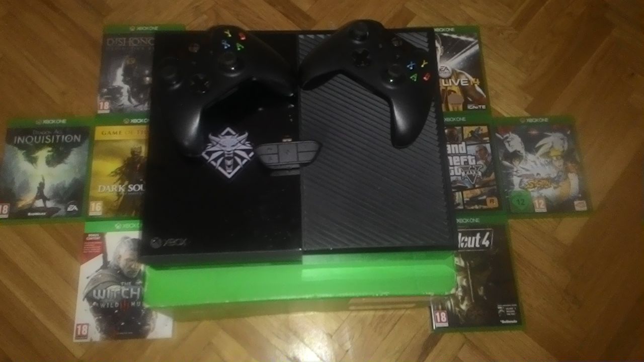 Xbox one с 2 джойстиками и 8 отличных игр