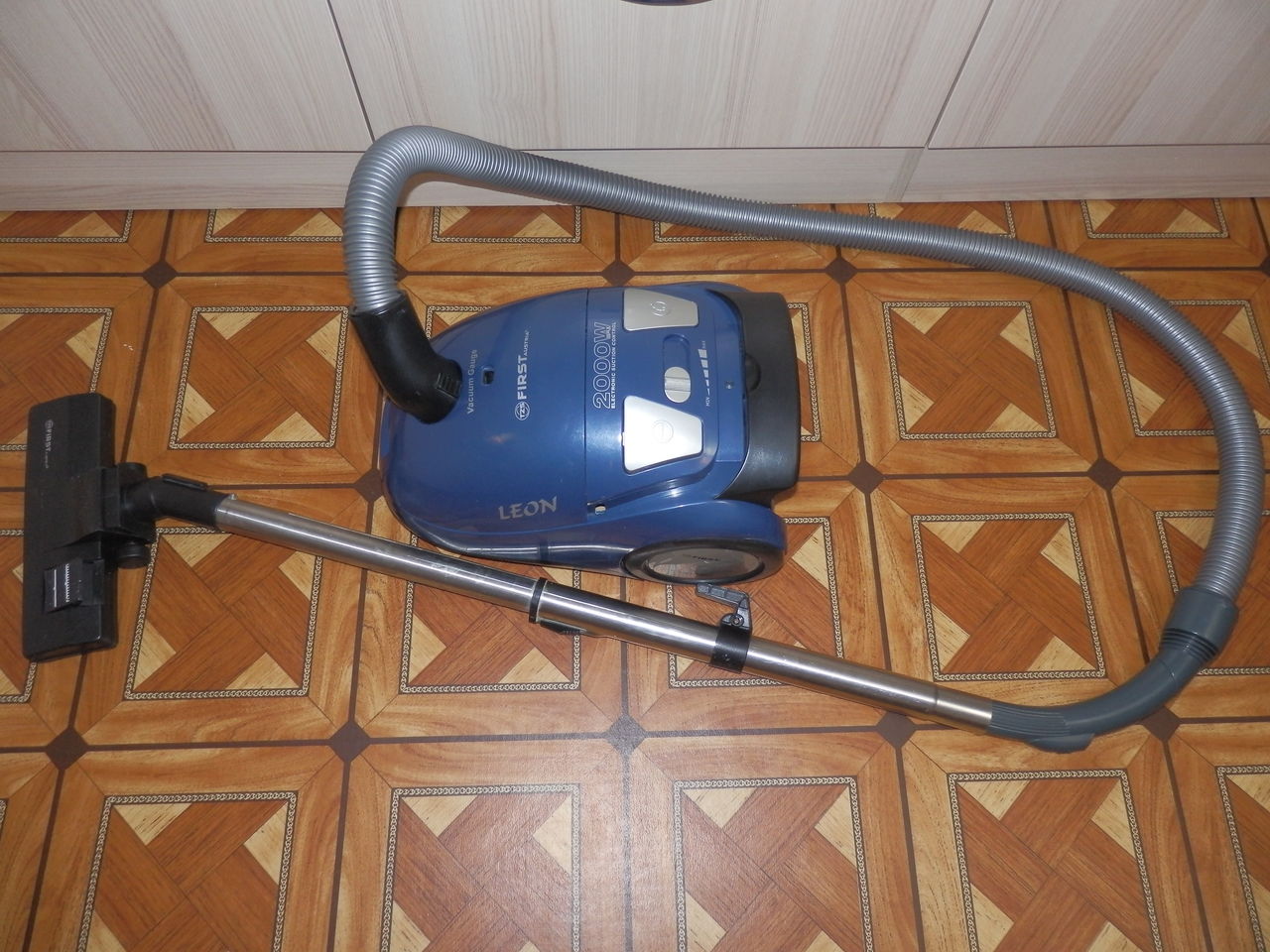 Vacuum cleaner 1. Пылесос first Austria 1200w Vacuum Cleaner. Пылесос first Austria 5510. First Austria 1200 пылесос. Пылесос first Austria 5542.