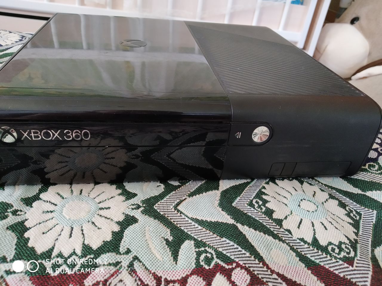 Продам Xbox 360 E 2013 года. На 250 Гб прошитая Freeboot