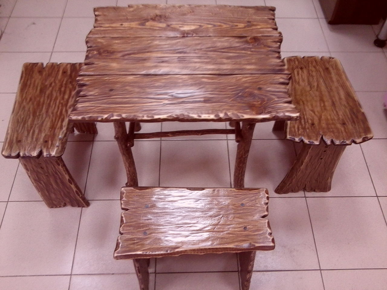 Стул со столиком из дерева