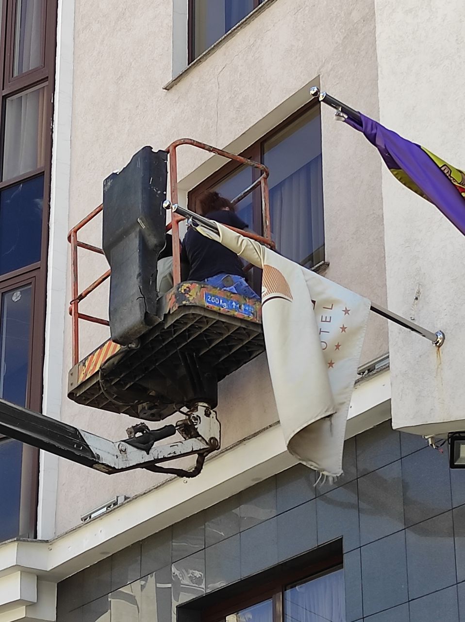 Spălam fatadele cladirilor, ferestre, litere in volum, la orice inaltime! foto 11
