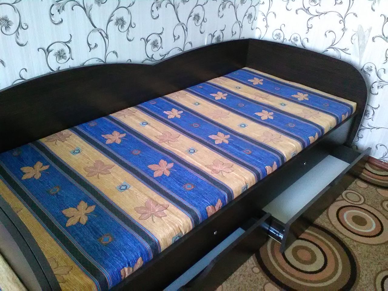 Кровать полутороспальная 120х200 с матрасом и ящиком для белья