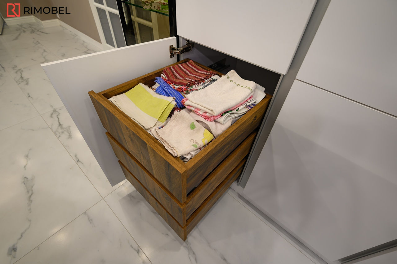 Bucătărie modernă în culoarea albă cu o peninsulă în mijloc foto 8