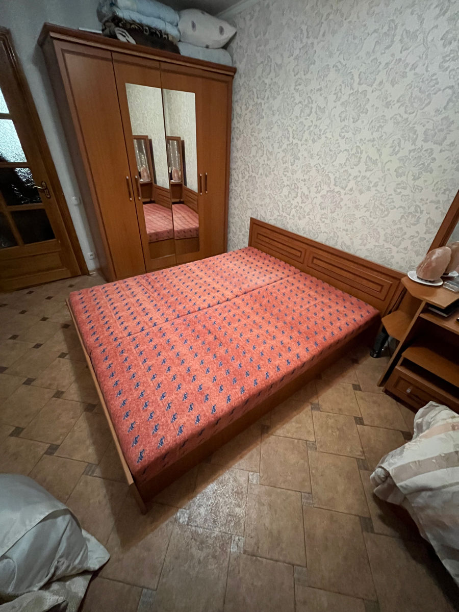 Pat dormitor, noptiere, masă de machiaj cu oglindă фото 1