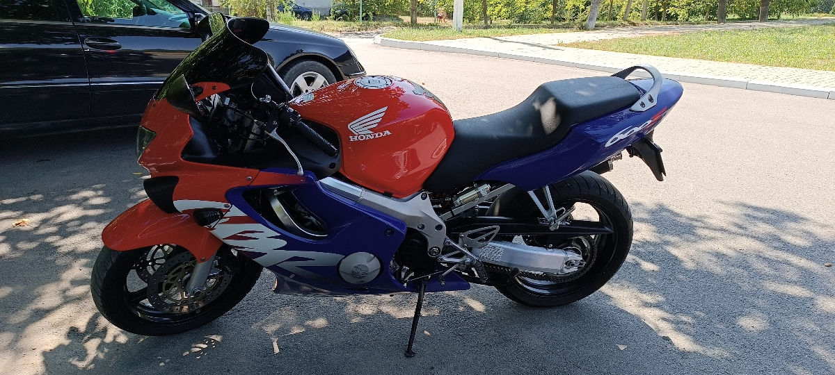 Honda CBR-600 F4 foto 1