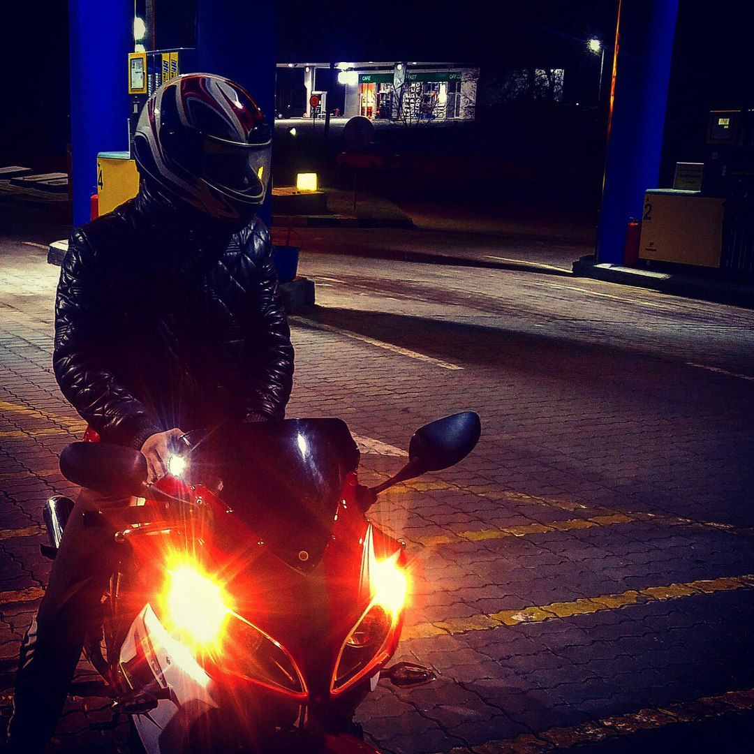 Селфи на мотоцикле в шлеме