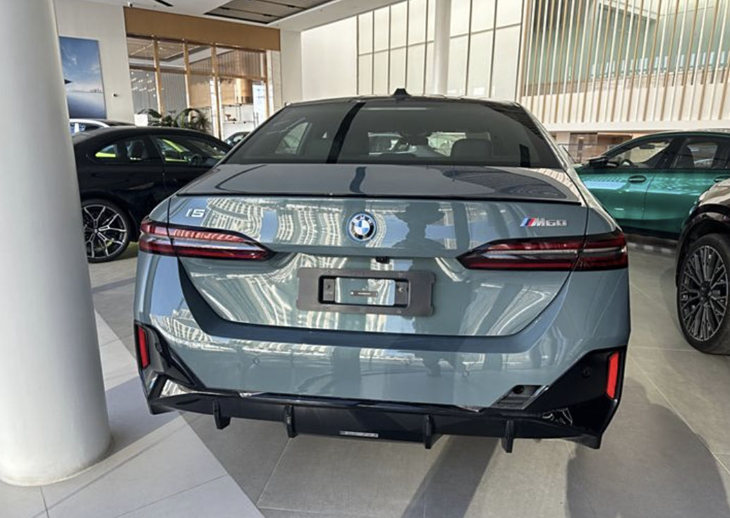 BMW i5 foto 6