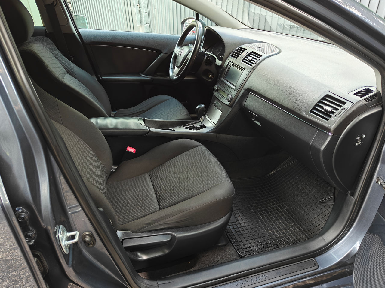 Toyota Avensis фото 8