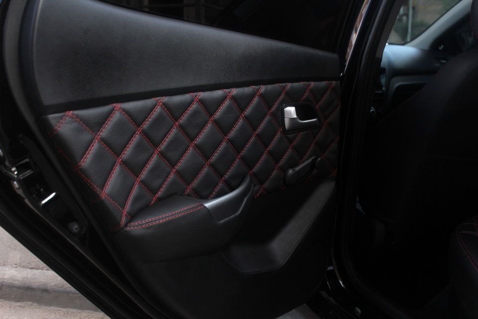 Перетяжка потолков и замена материала на дверных картах Вашего автомобиля!