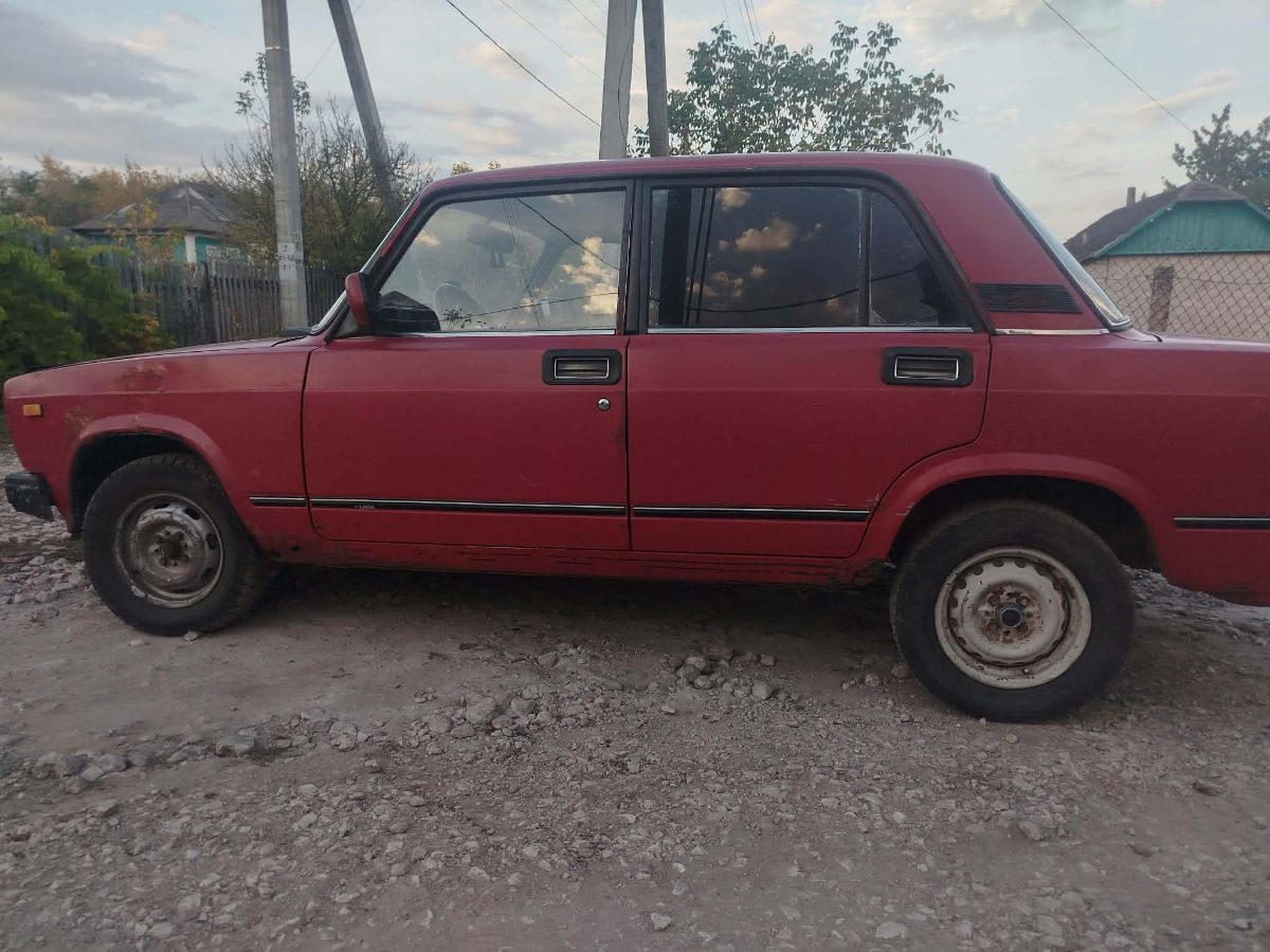 Lada / ВАЗ 2107 1996 г. с пробегом 11111 км, Бензин, 10000 MDL