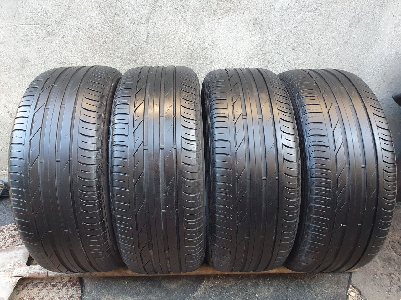 225/50/ R18- Bridgestone.