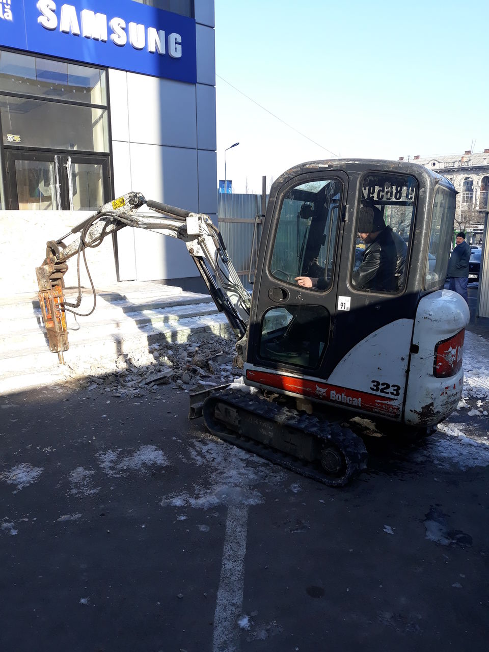 Lucrari cu  minitractor Bobcat foto 2
