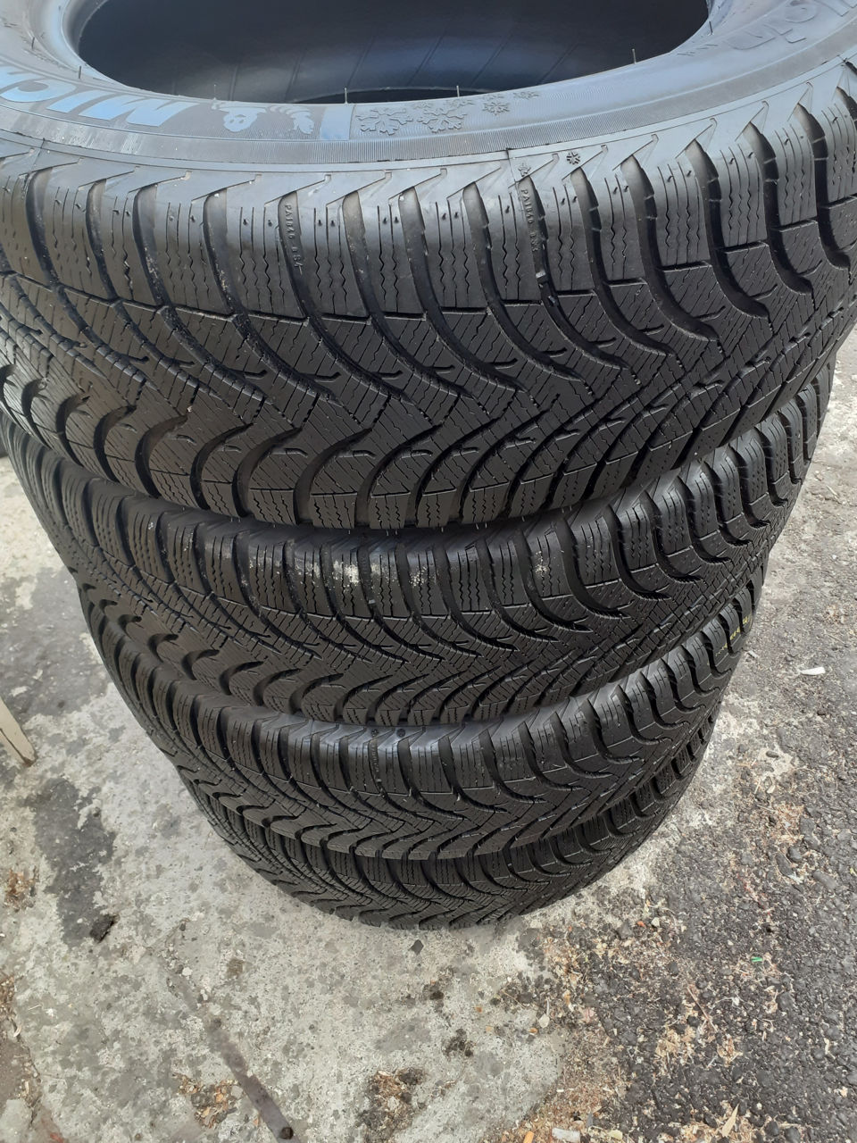 Хорошая M +S резина 215-65-R16 Michelin