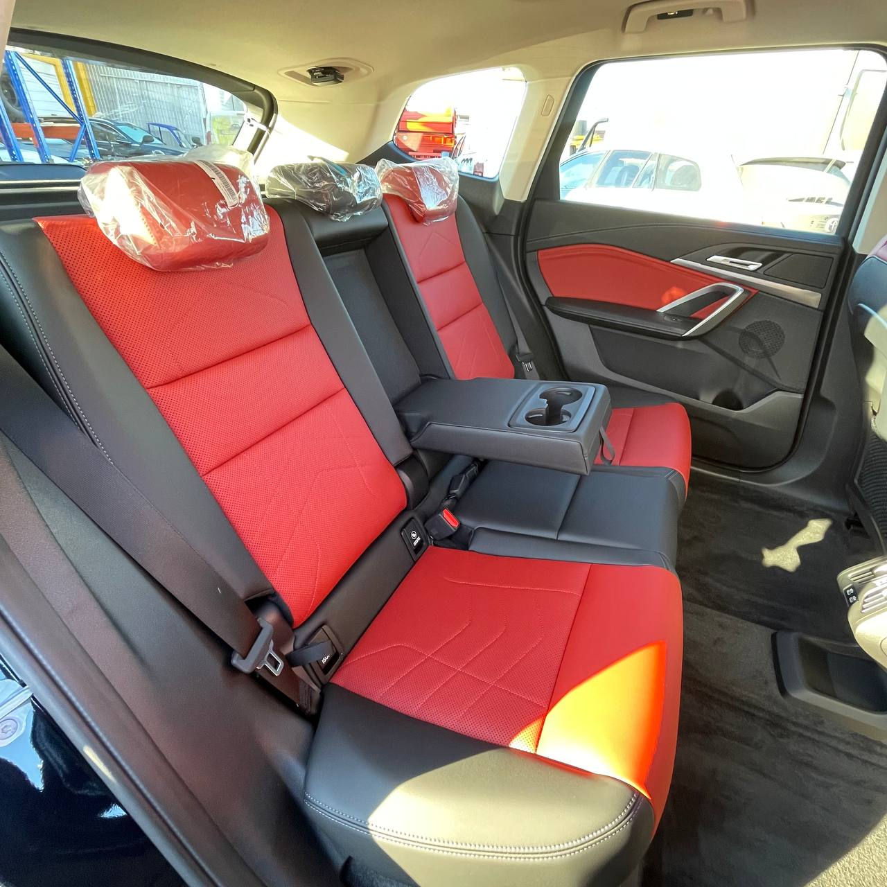 BMW iX1 фото 1