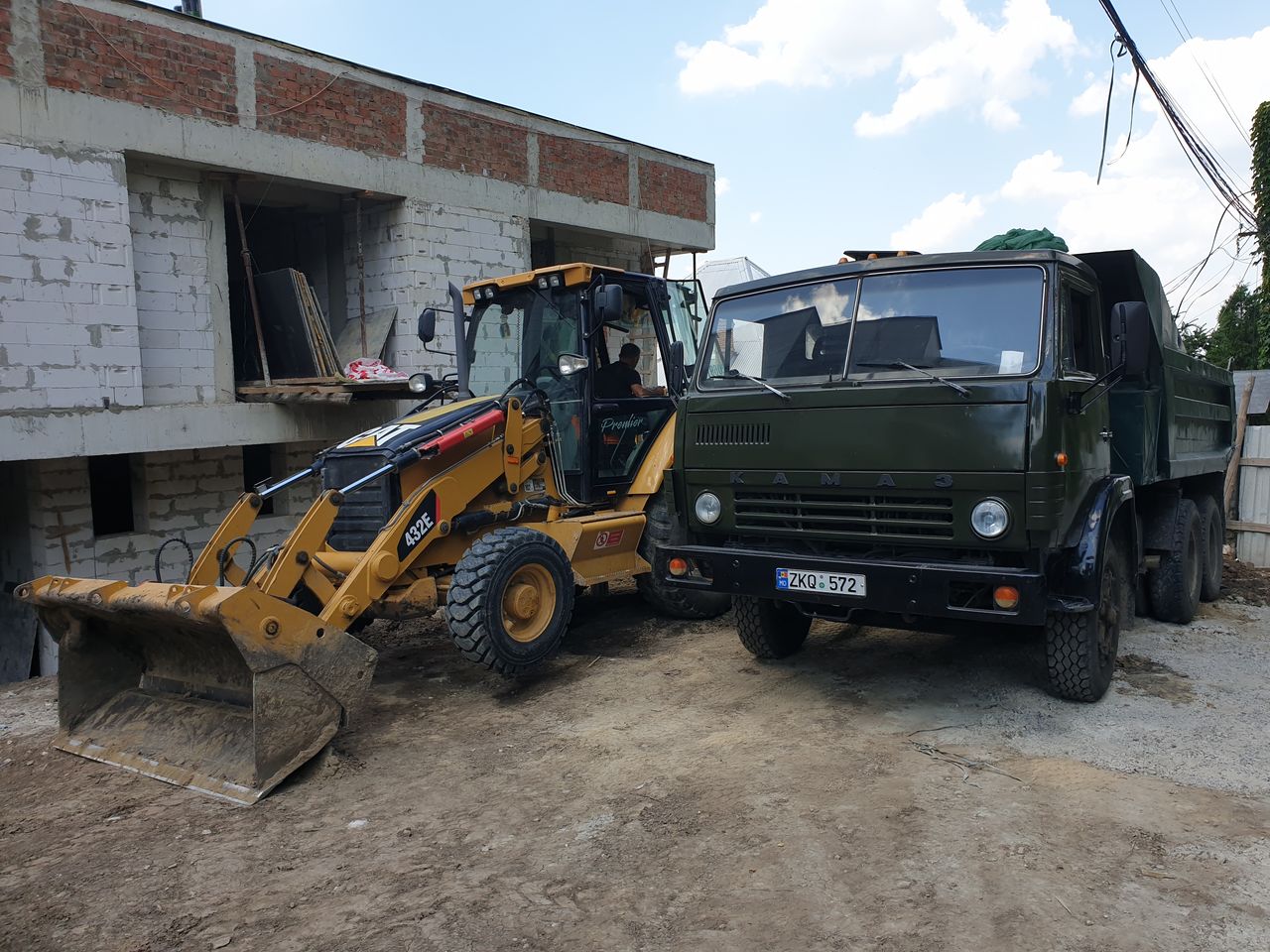 Servicii excavator, buldoexcavator,bobcat,miniexcavator,compactor,каток,Kamaz foto 1