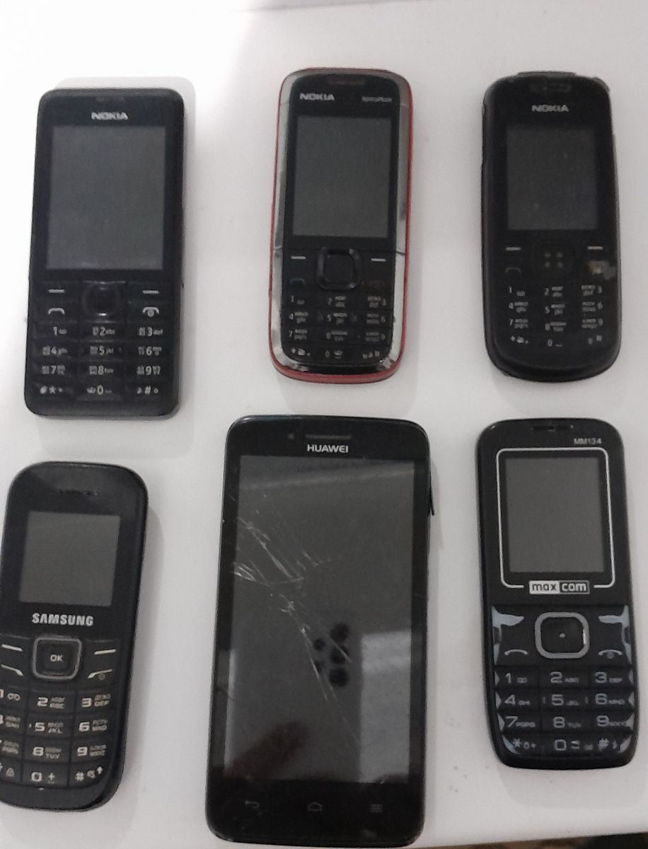 Samsung Е1200, Nokia 5130, смартфон Huawei Y511 на запчасти. Единцы.