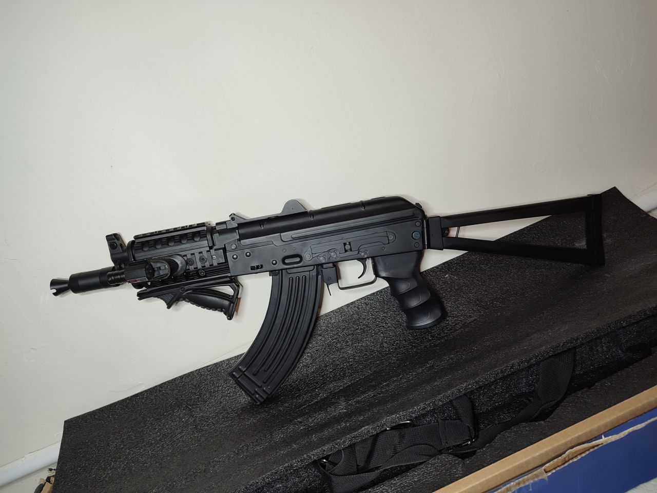 Продам страйкбольный привод АКС-74У в тактическом обвесе новый!!!