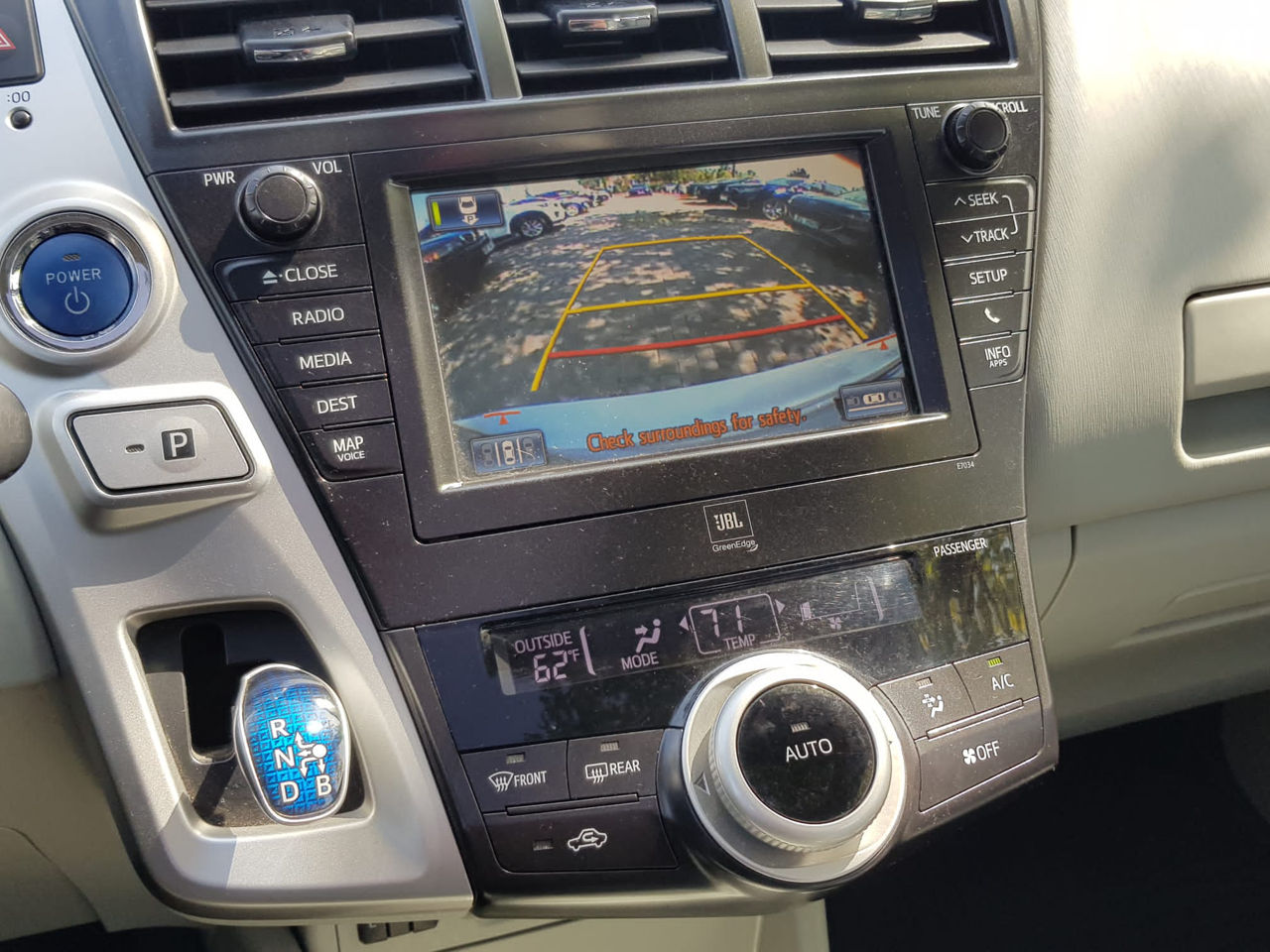 Toyota Prius v foto 12