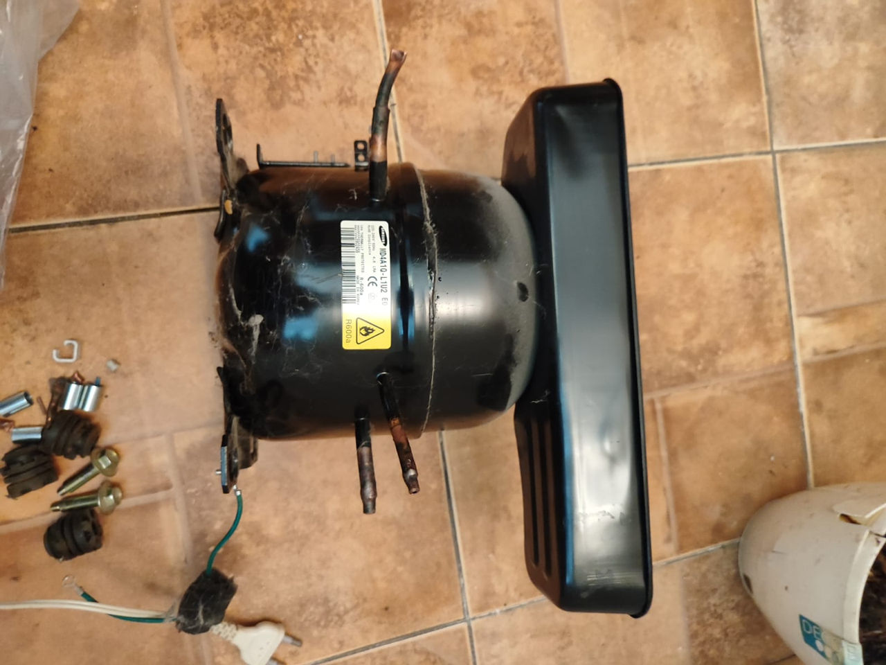 Компрессор холодильника Samsung  MD4A1Q-L1U2 на запчасти foto 1