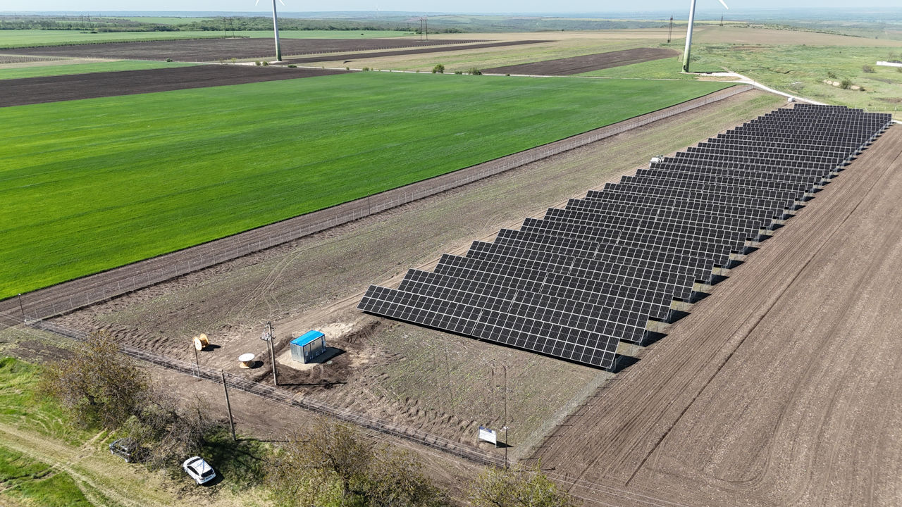 Parc fotovoltaic la cheie foto 0