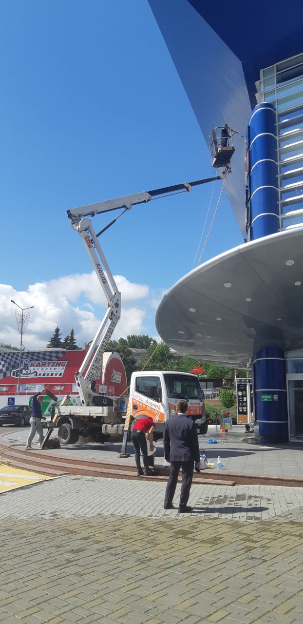 Spălarea geamurilor, vitrine, fațade, bonduri. Instalare banere -servicii Autoturn. foto 18