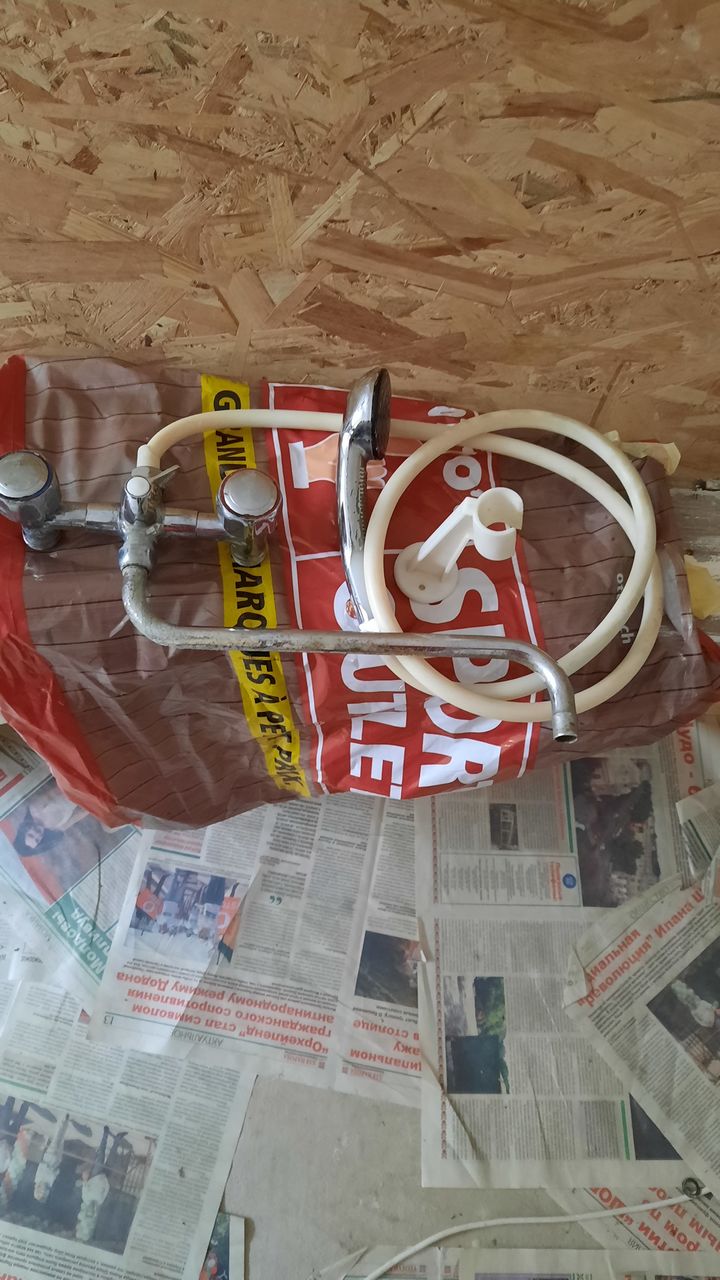 Продаю Российский смеситель для ванной, в комплектке шланг, лейка ...