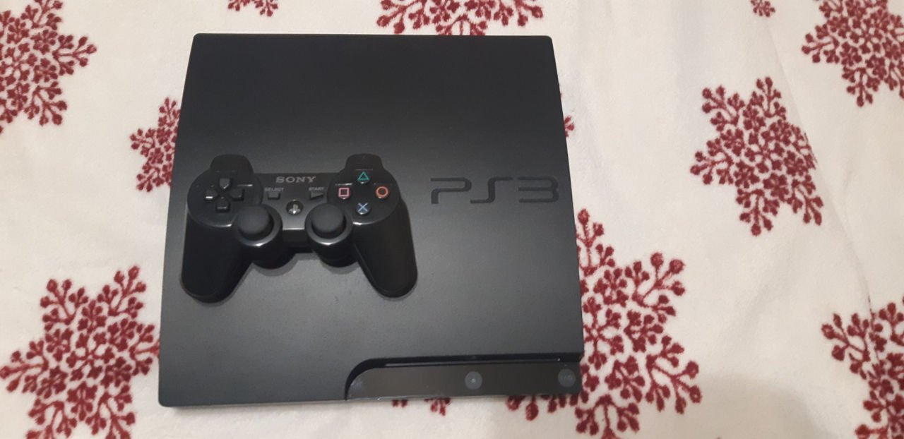 Продам PlayStation 3 Slim 320Gb, прошитая, 2 геймпада, 65 игр.