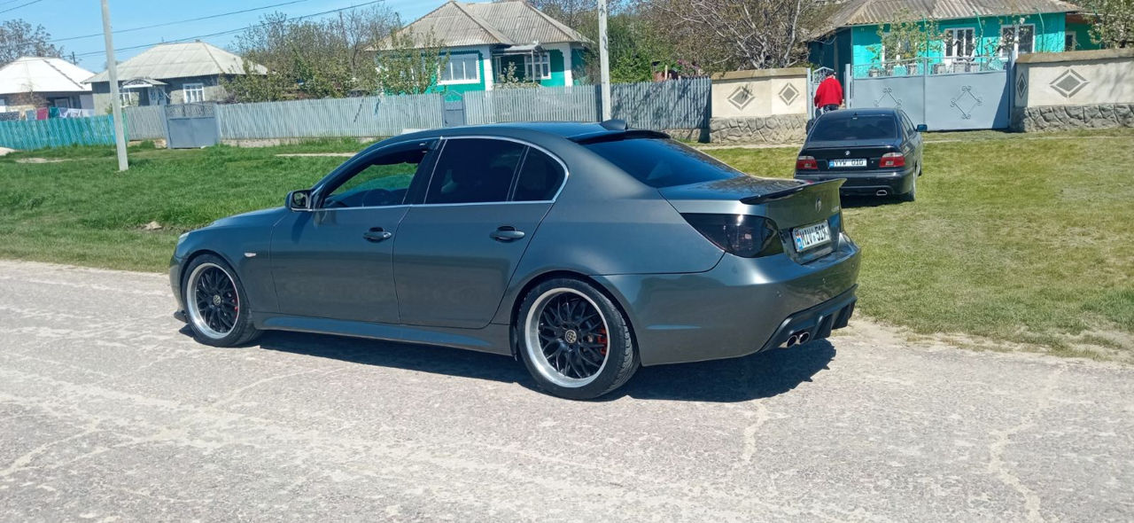 BMW 5 Series foto 0