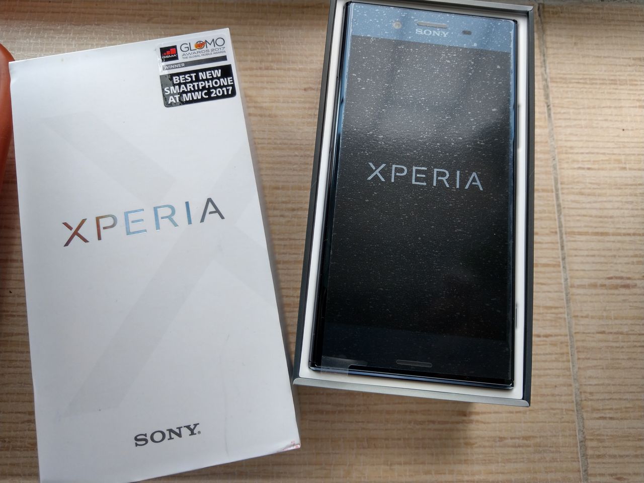 Продам Sony Xperia XZ Premium. Абсолютно новый в коробке со всеми  аксессуарами.