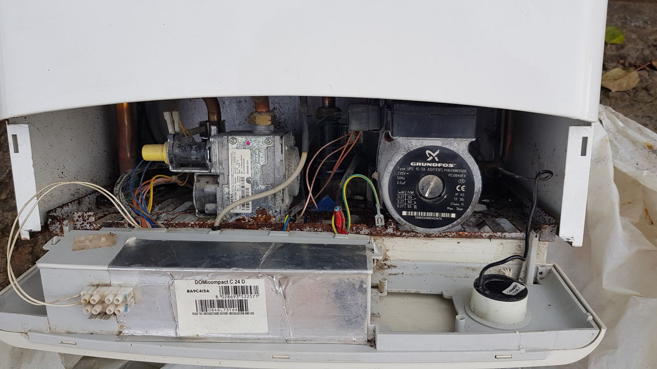 2-х контурный, газовый котёл б/у, модель: Ferroli domicompact C24d.