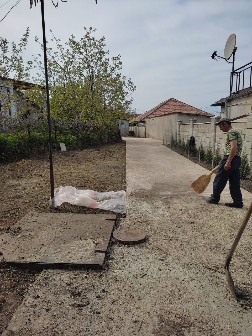 Facem curat in gradina linga casă curat la vila foto 1