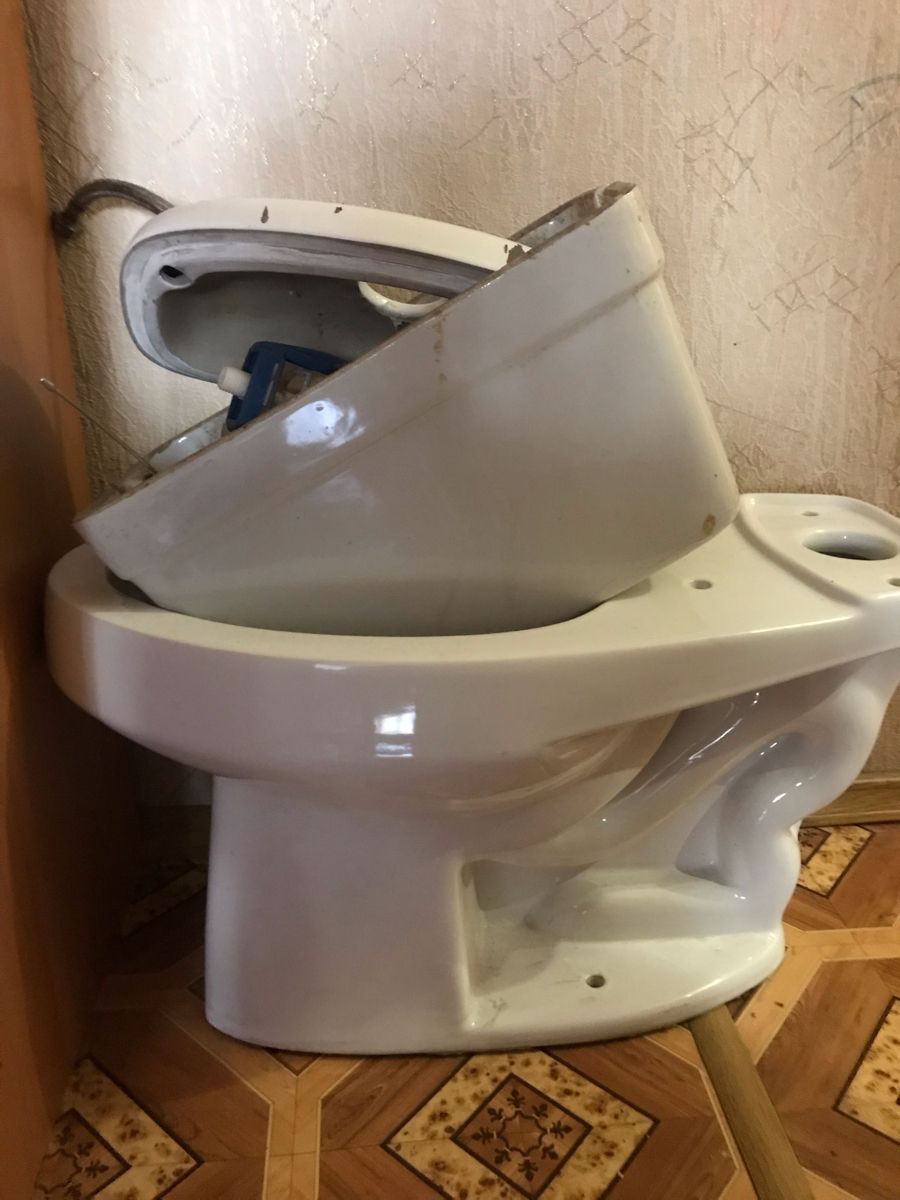Продам унитаз и бачок
