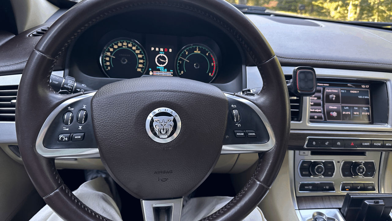 Jaguar XF фото 5