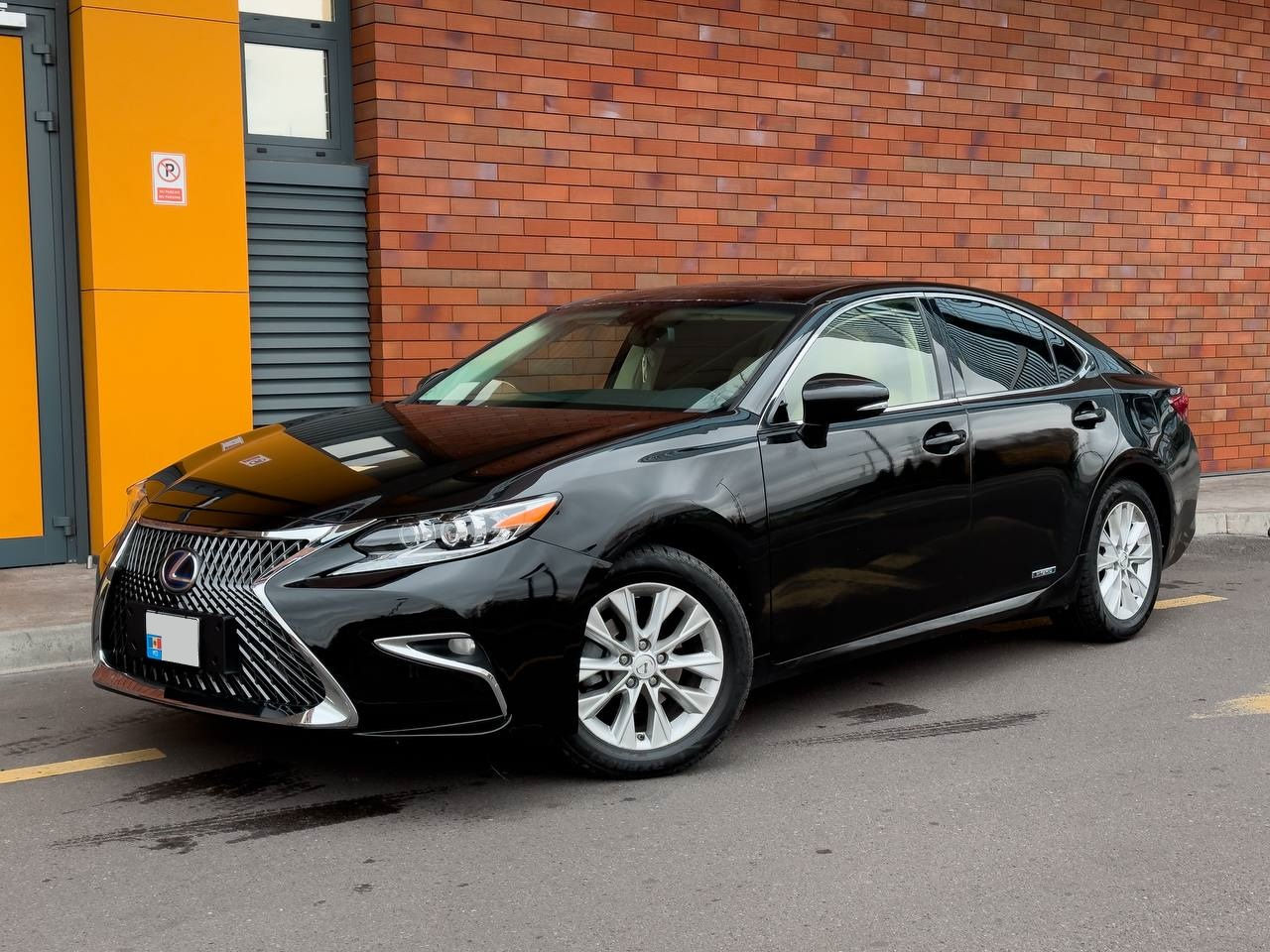 Lexus ES300h - Chirie Auto - Авто Прокат - Rent a Car foto 0