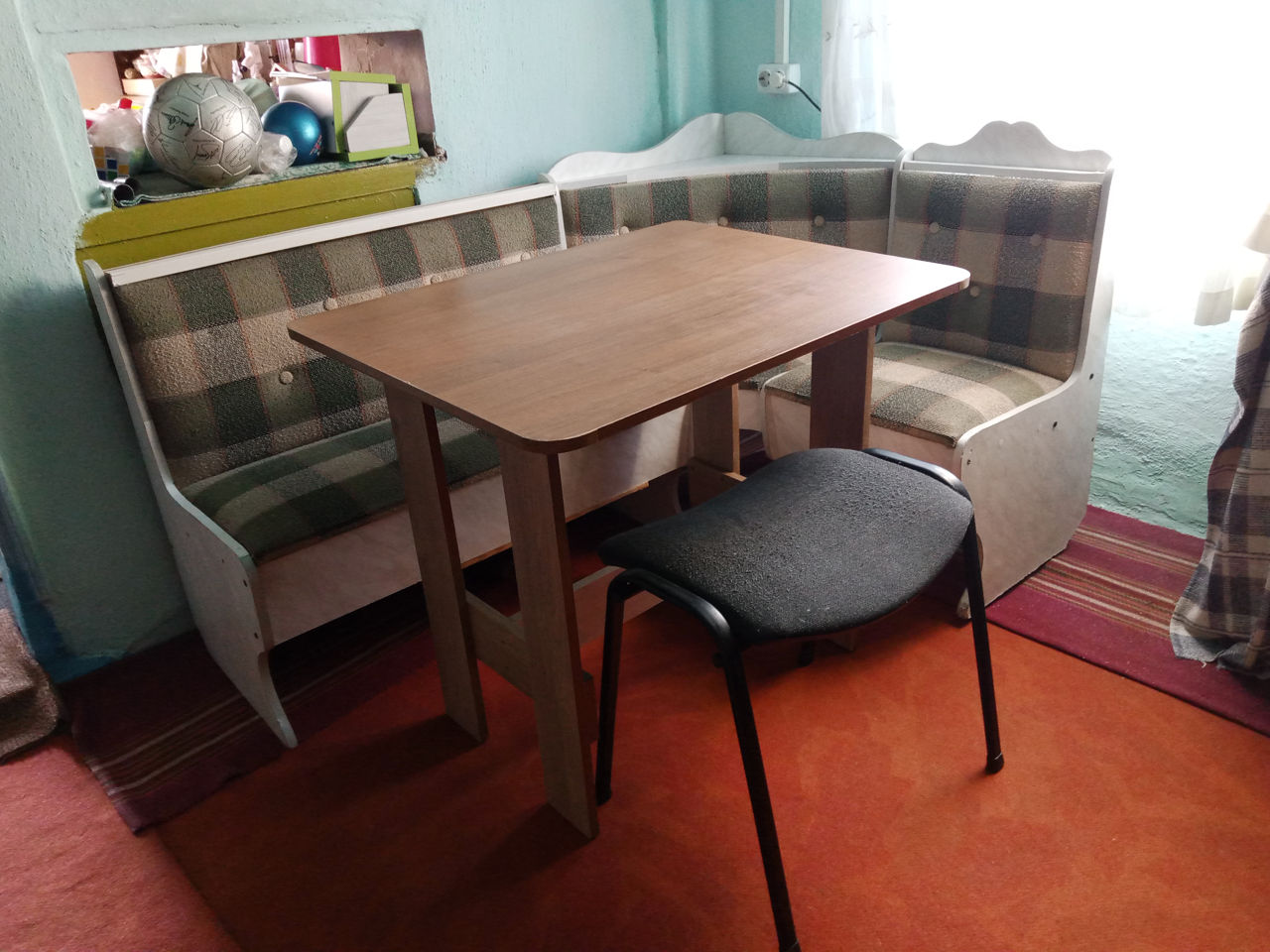 Кухонный уголок и стол со стульями