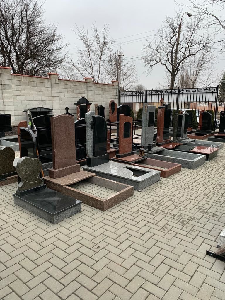 Monumente funerare din granit realizatori Monumente Premium