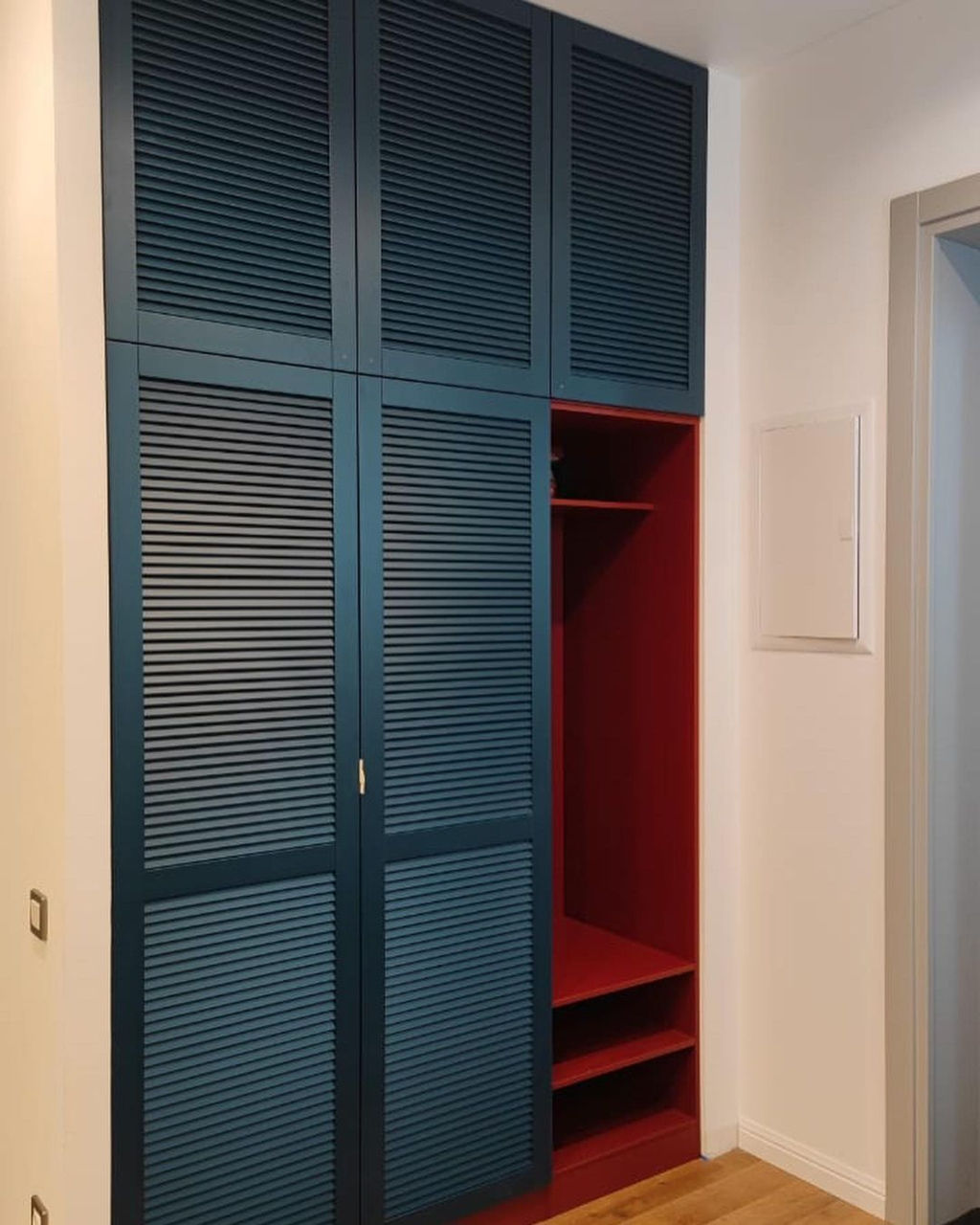 Fronturi lamelare – transformă-ți livingul cu lemn viu foto 11