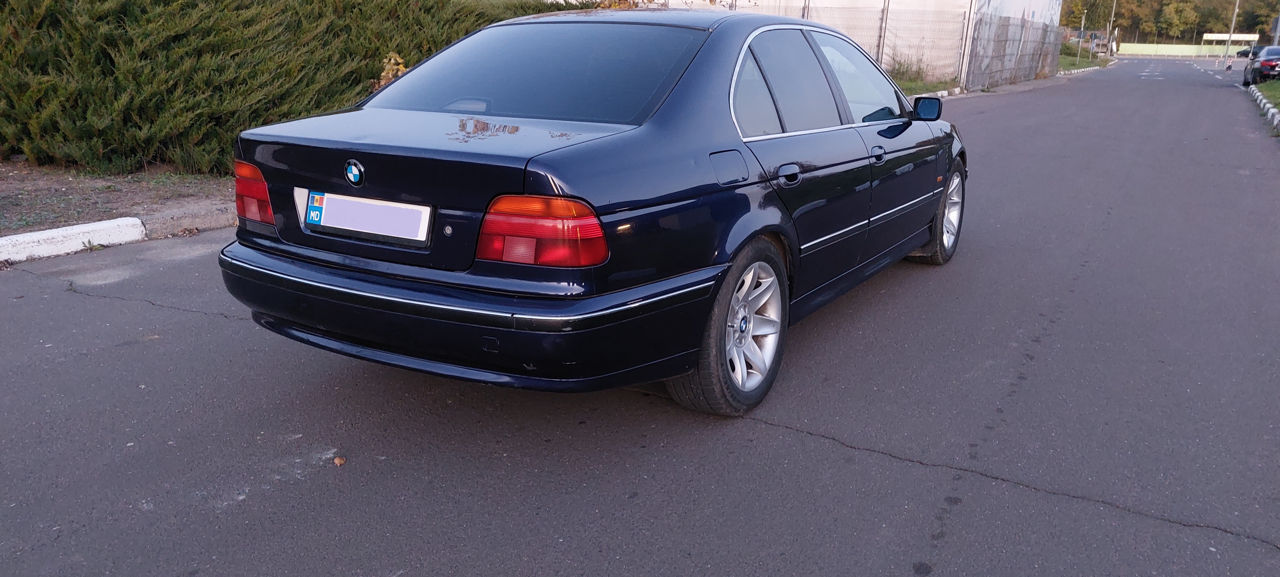 BMW 5 Series фото 7