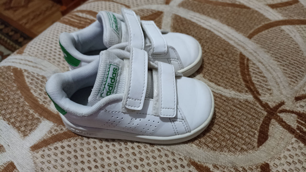 Кроссовки на мальчика adidas.21 размер.в отличном состоянии 200лей.