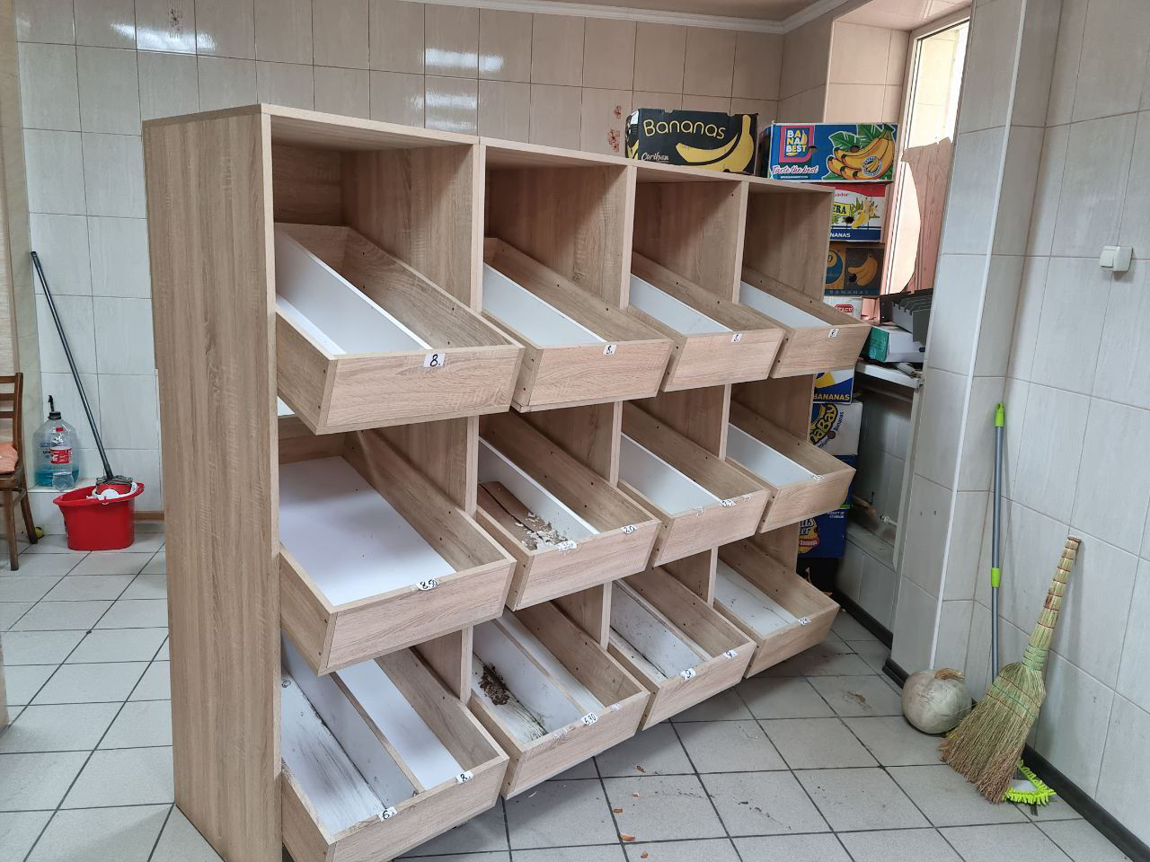 Полки и прилавок для магазина