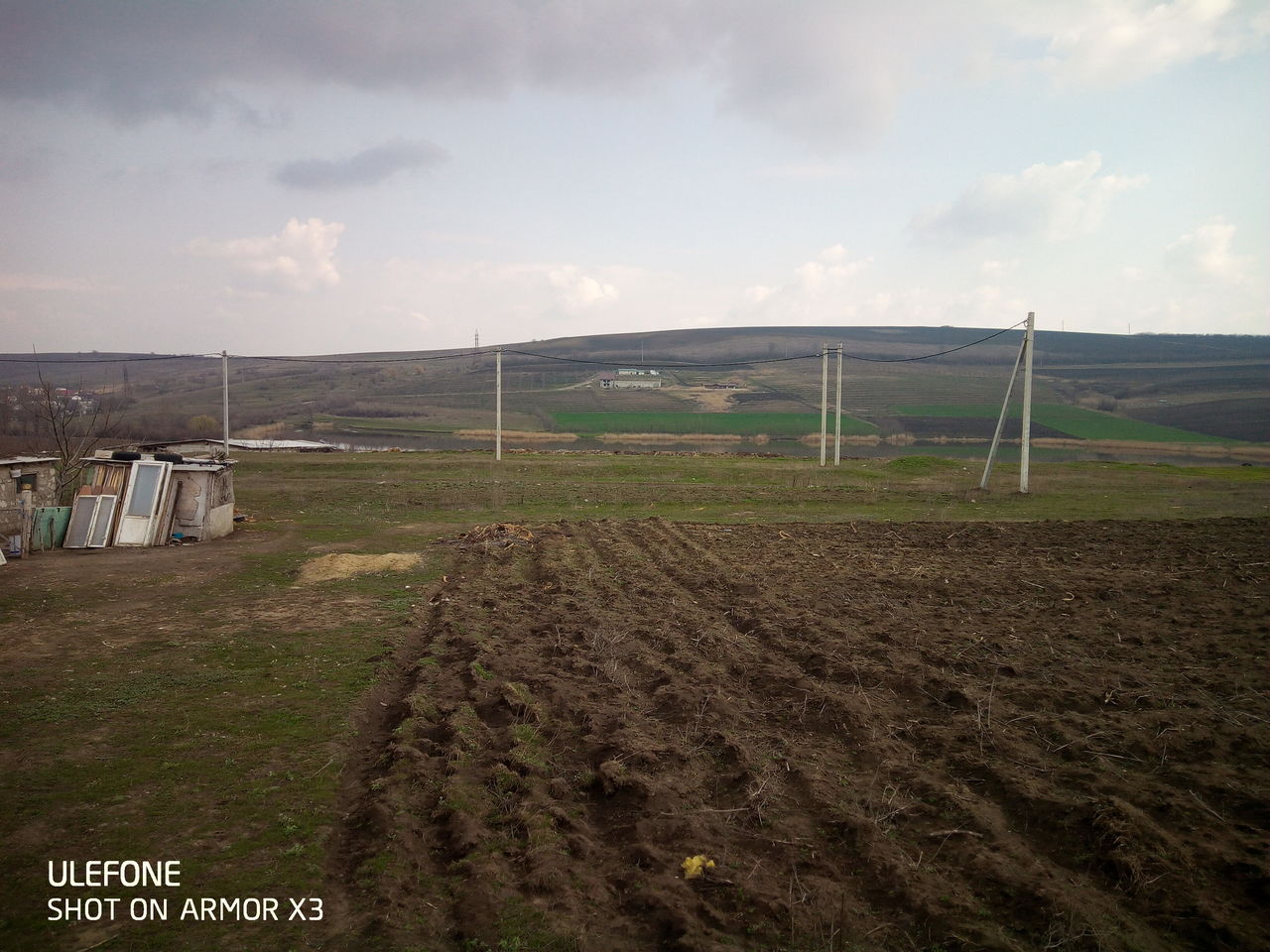 Teren de construcție Sîngera-Dobrogea lîngă mănăstire cu fața spre iaz foto 1