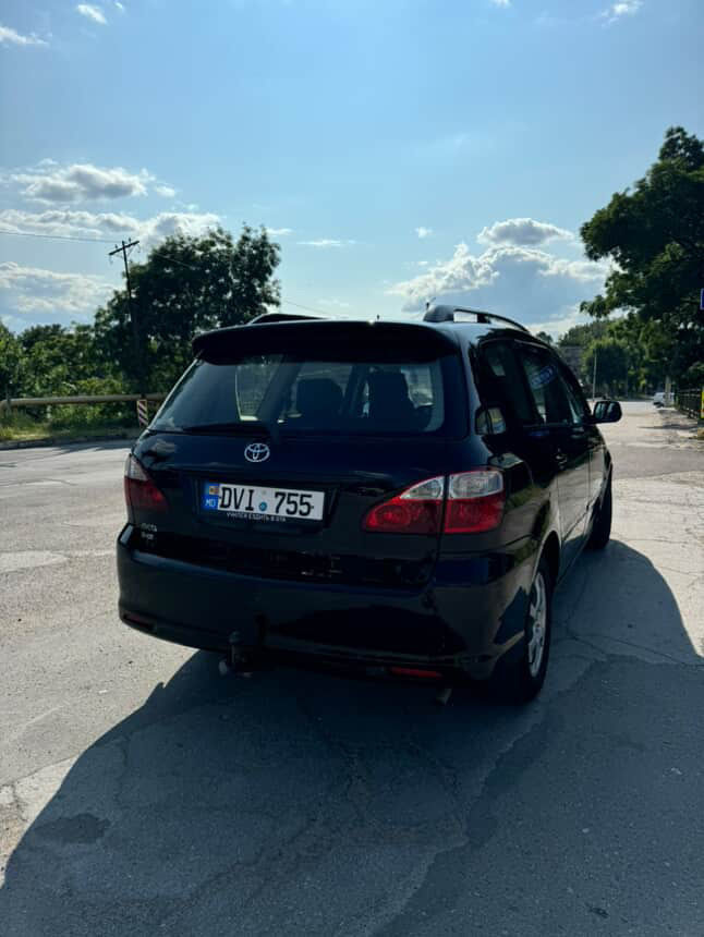Toyota Avensis Verso foto 1