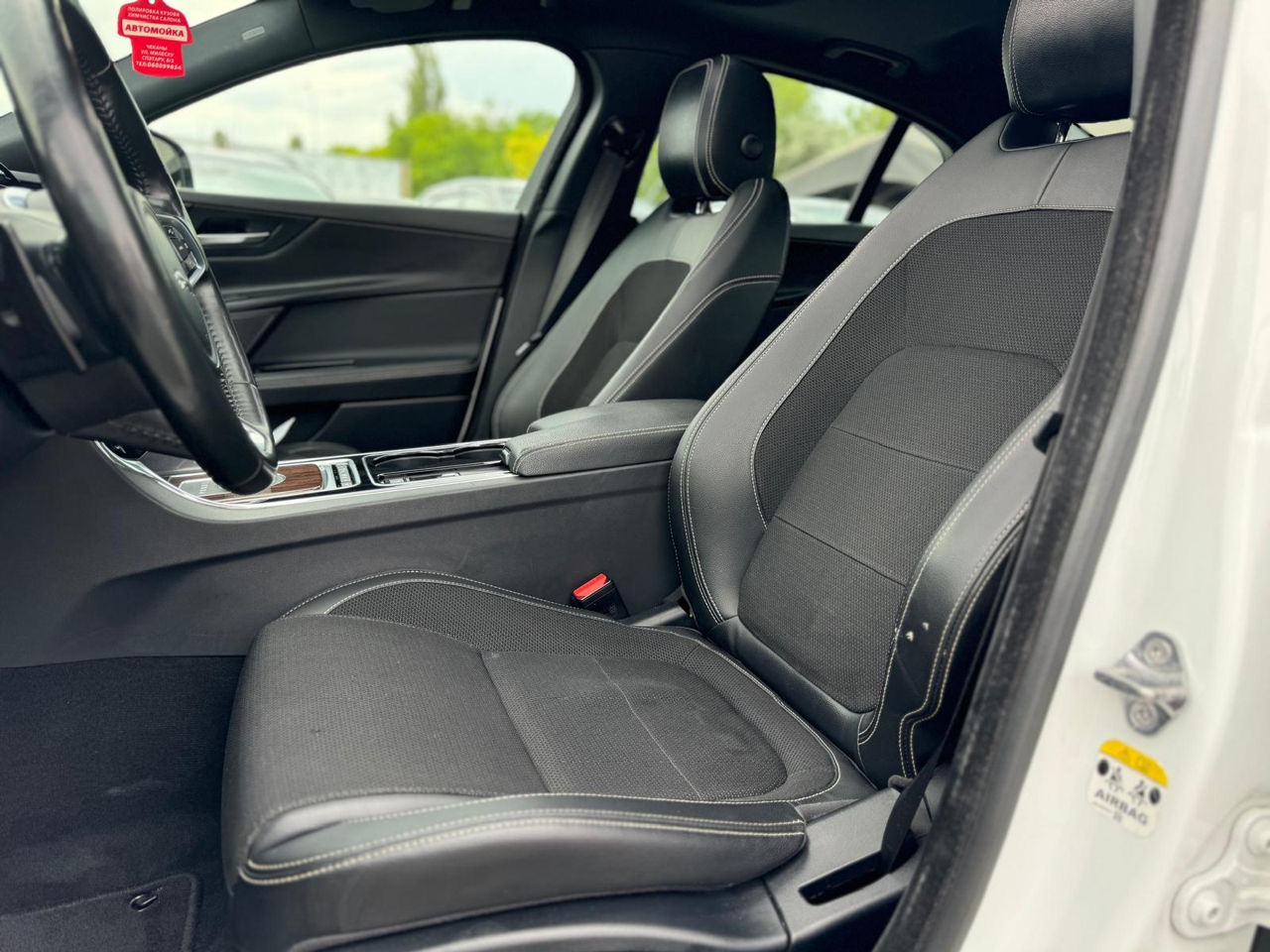 Jaguar XE foto 13